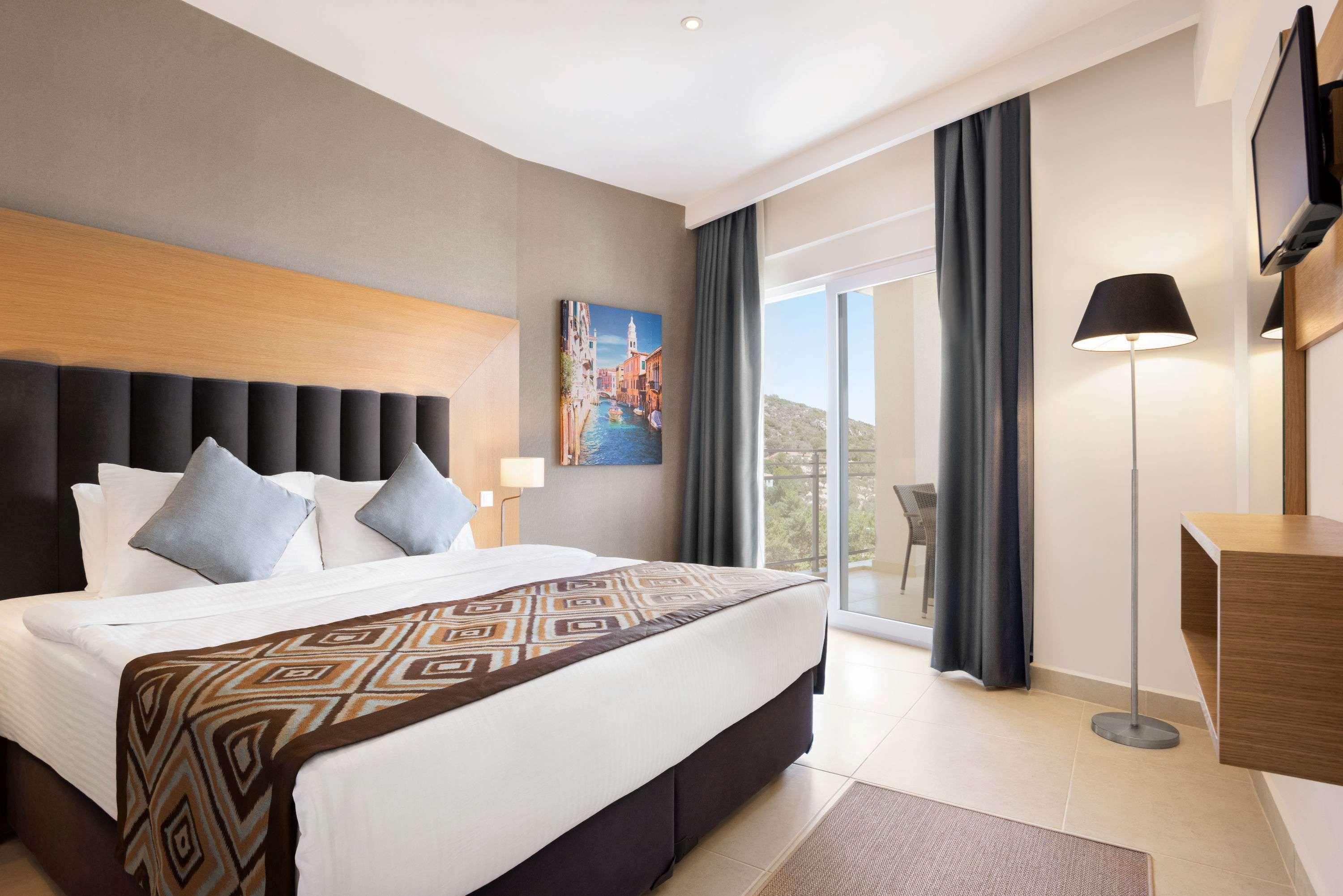 Ramada Hotel & Suites By Wyndham Кушадасъ Екстериор снимка