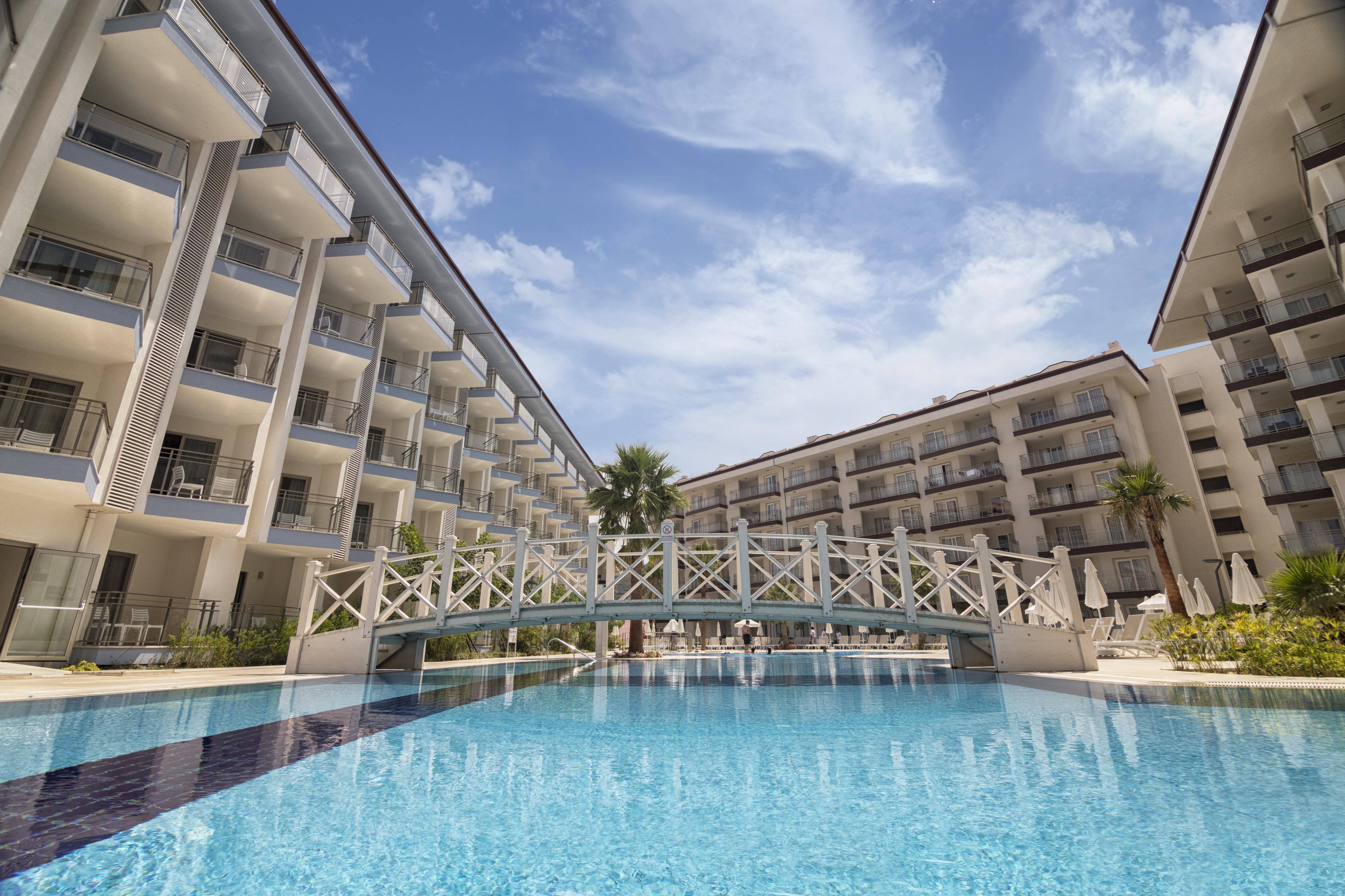 Ramada Hotel & Suites By Wyndham Кушадасъ Екстериор снимка
