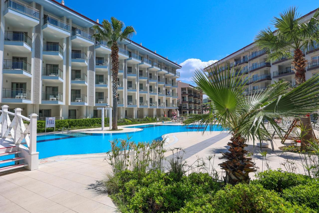 Ramada Hotel & Suites By Wyndham Кушадасъ Екстериор снимка