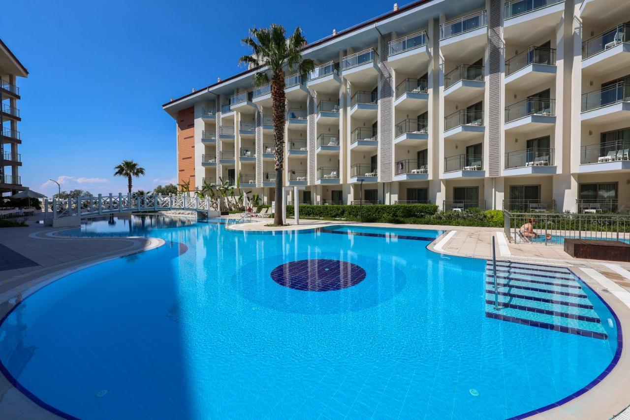 Ramada Hotel & Suites By Wyndham Кушадасъ Екстериор снимка