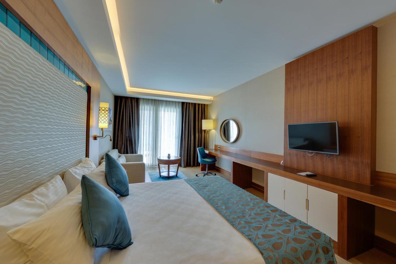 Ramada Hotel & Suites By Wyndham Кушадасъ Екстериор снимка