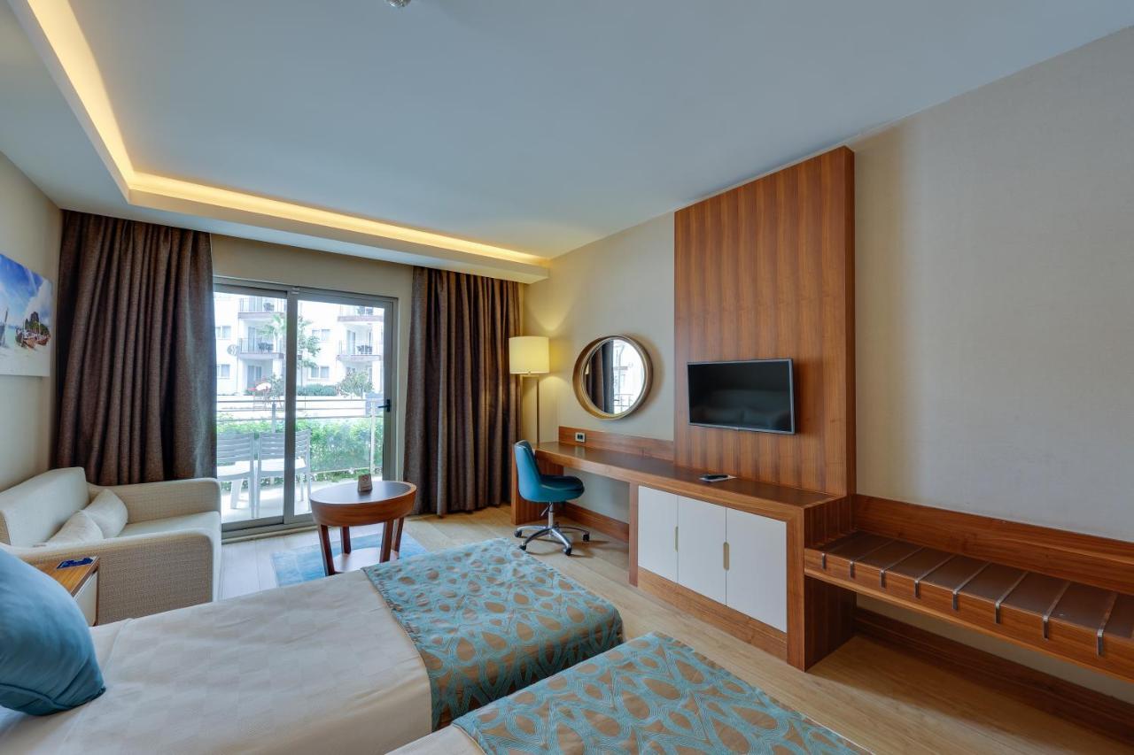 Ramada Hotel & Suites By Wyndham Кушадасъ Екстериор снимка