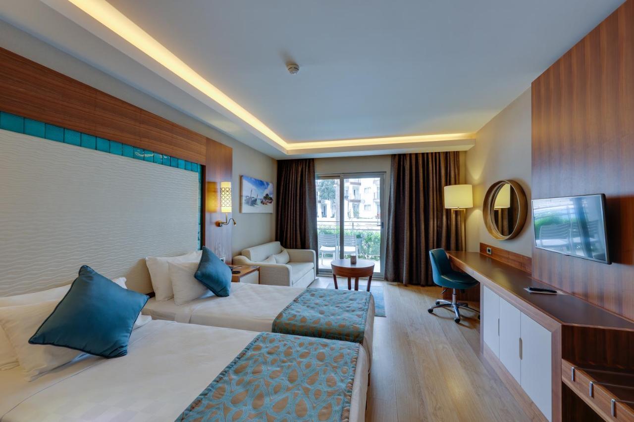 Ramada Hotel & Suites By Wyndham Кушадасъ Екстериор снимка