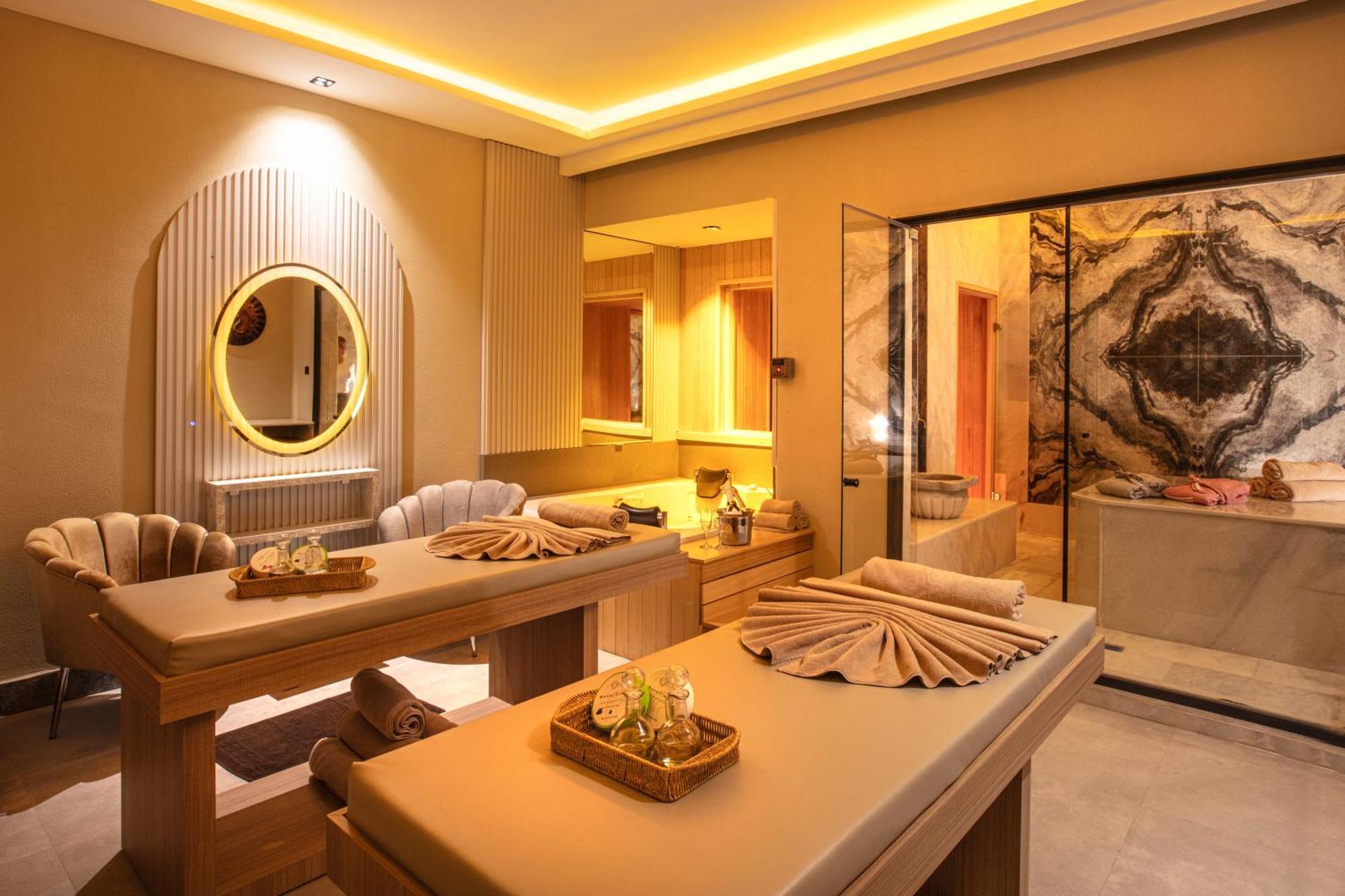 Ramada Hotel & Suites By Wyndham Кушадасъ Екстериор снимка